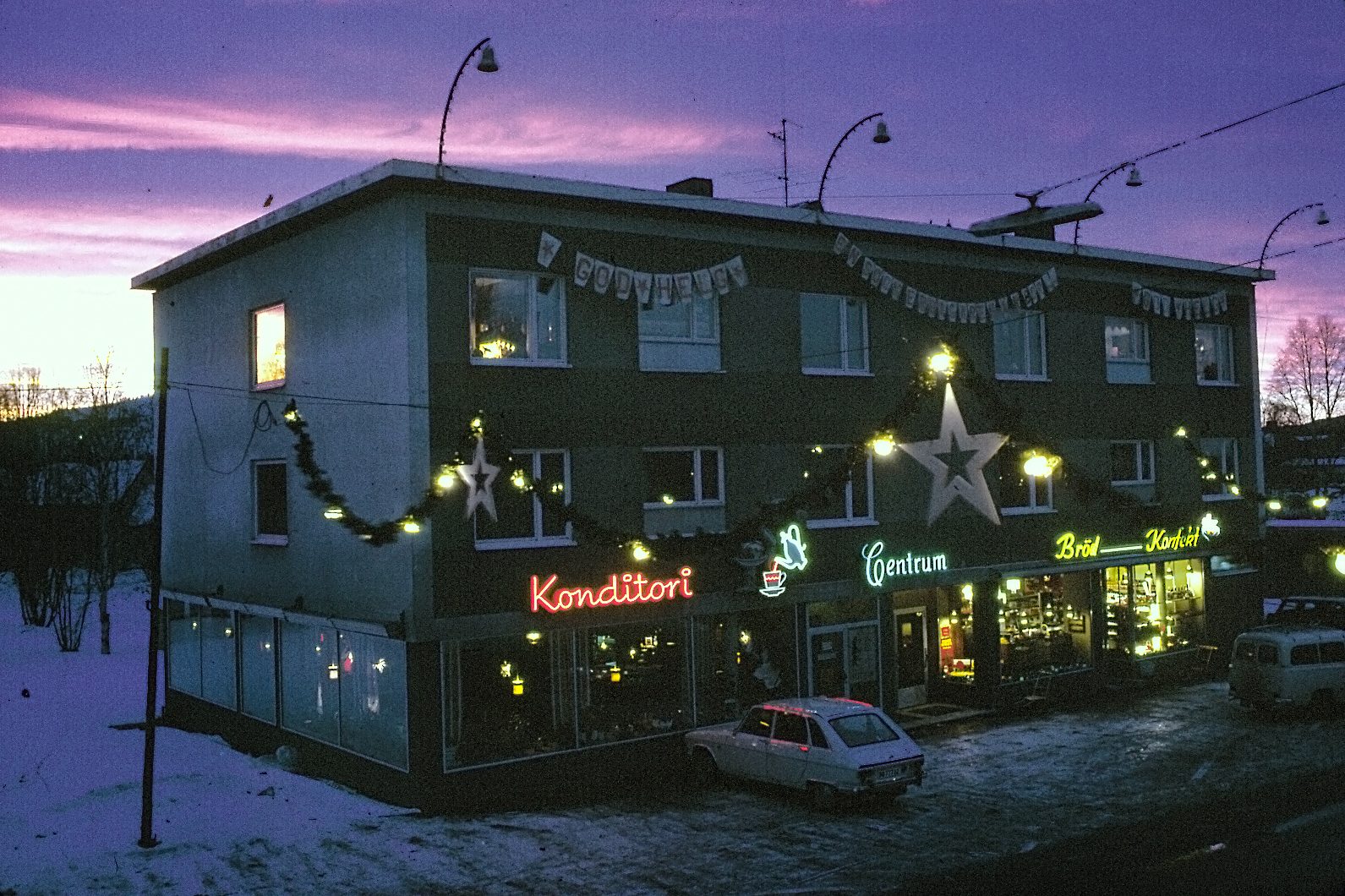 Konditori Centrum med neonskyltar på 70-talet
